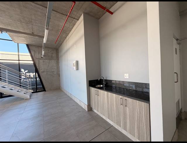 1,765M² WAREHOUSE TO LET IN AIRPORT PARK